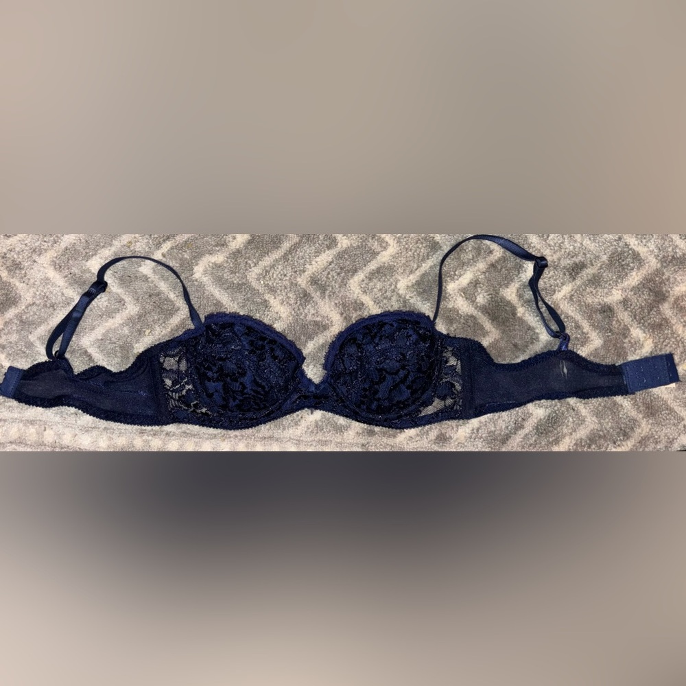 Victoria’s secret gold label vintage lace bra 32b